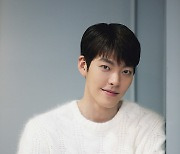 배우 김우빈, 브라운관·스크린 넘어 OTT까지..올 한 해 바쁘게 채운다