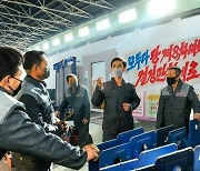'당 결정 관철' 분위기 조성하는 북한 건설기계공장 당원들