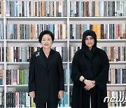 기념촬영하는 김정숙 여사