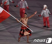 '근육맨' 통가 올림픽 기수 "쓰나미 이후 가족과 연락 안된다"