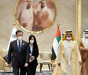 회담 마치고 나오는 문재인 대통령과 알막툼 UAE 부통령 겸 총리