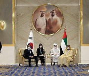 4조 규모 '천궁2' UAE 첫 수출 확정..문대통령·두바이 총리 지켜봐