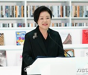김정숙 여사, 중동 최대 도서관서 韓도서 기증.."K-콘텐츠 확산 기대"