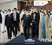 대화하는 문재인 대통령과 UAE 총리