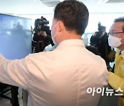 [포토]먹는 치료제 투약 현황 점검 나선 김부겸 총리