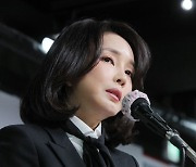 "방송후 몸져누웠다"..미셸 오바마 인용, 김건희 엄호 나선 野