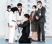 [이시각] UAE 청각장애 학생에게 무릎 꿇고 파란 띠 매준 김정숙 여사