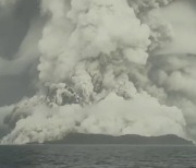 남태평양 화산폭발 이후..거대한 연기기둥 휩싸여 접근불가