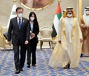 文 대통령·아부다비 왕세제 정상회담 취소..靑 "UAE가 양해 구해"