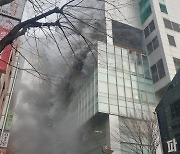 서울 명일동 17층 건물서 불..주민 70여명 대피