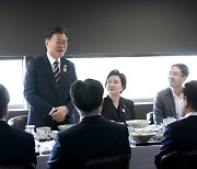 문 대통령, 두바이 엑스포 한국관 관계자들 격려 [경향포토]