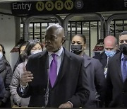 흑인이 지하철로 밀었다.. 맨해튼서 아시아계 여성 사망