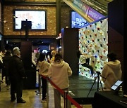 대한산악연맹, 영화관서 암벽타는 'AR클라이밍 체험' 개최