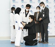 김정숙 여사, UAE 청각 장애 학생들에 '태권도 띠' 선물..아랍 수어도(종합)