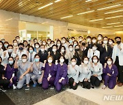 문 대통령, 셰이크칼리파 전문병원 한국 의료진과 기념촬영