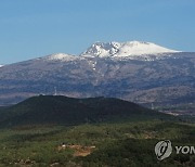 눈 쌓인 한라산 정상부