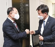 김대지 국세청장과 인사하는 홍남기 부총리