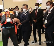 두바이엑스포 한국 우수상품전 방문한 문재인 대통령