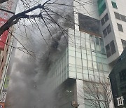 강동구 명일동 17층 건물서 불..인근 주민 대피