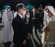 문대통령, 알막툼 UAE 총리와 대화