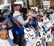 삭발하는 울산택배노조 지도부