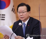 김총리 "'백신맞으면 몸에 미생물' 믿는 사람 아직도 있어"(종합)