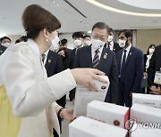 한국 우수상품전 방문한 문대통령