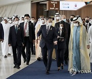알막툼 UAE 총리와 대화하는 문재인 대통령
