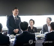두바이엑스포 한국관 관계자 격려하는 문대통령