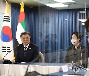 한국 의료진 및 직원들 격려하는 문재인 대통령