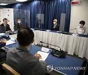 셰이크칼리파 전문병원 한국의료진, 직원과 대화하는 문대통령