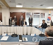 한국 의료진 및 직원들 격려하는 문재인 대통령