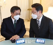 [포토]'대화나누는 이재명-김동연'