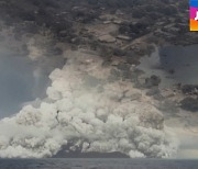 화산재 뒤덮인 '잿빛 통가'..첫 쓰나미 희생자 확인