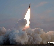 북한 "전술유도탄 검수사격시험 진행"..김정은은 연속 불참(종합)