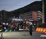 경북 성주 소성리 주민 "사드 공사 멈춰라"