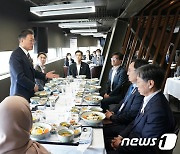 문재인 대통령, 한국관 관계자 격려오찬