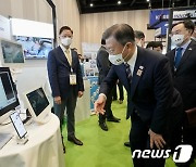 2022 두바이 한국 우수상품전 관람하는 문재인 대통령