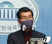 기자회견 발언하는 장영하 변호사