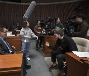 "박근혜 탄핵 다룬다하니 인터뷰 취소"..'나의 촛불', 뒷이야기