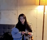 정유미, '♥강타'와 데이트 중?..한껏 꾸민 채 분위기 좋은 카페서 힐링