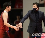 [포토] 변준형 플레이에 흡족한 김승기 감독