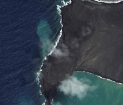 화산 폭발 통가 참상 드러나.."섬 전체가 흑백 사진처럼"