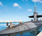 美 "핵잠 6년만에 괌 입항".. 이례적 사진 공개, 北-中에 경고