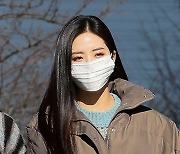 [포토] 프로미스나인 박지원. '햇살에 반사되는 긴 생머리'