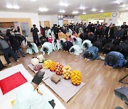 코로나19 앞에 멈춰선 강릉 위촌리의 400년 이상된 도배례 전통..2년 연속 취소