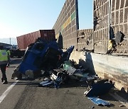 신대구부산고속도로서 트레일러-승용차 추돌..4명 부상