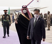 文, 사우디 실권자 왕세자와 회담.."수소·의료 협력"