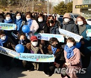 '지지자들과 기념촬영 하는 이재명 후보 배우자 김혜경 씨'