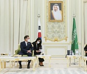 문 대통령, 사우디 왕세자와 회담..에너지·인프라·건설·원전·방산 협력